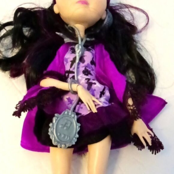 Ever After High Getting Fairest Raven Queen Original Outfit and Headphones - Picture 5 of 5